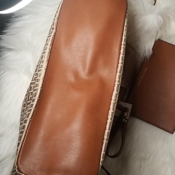 Tommy Hilfiger Large Bag with pouch - Picture 7 of 8